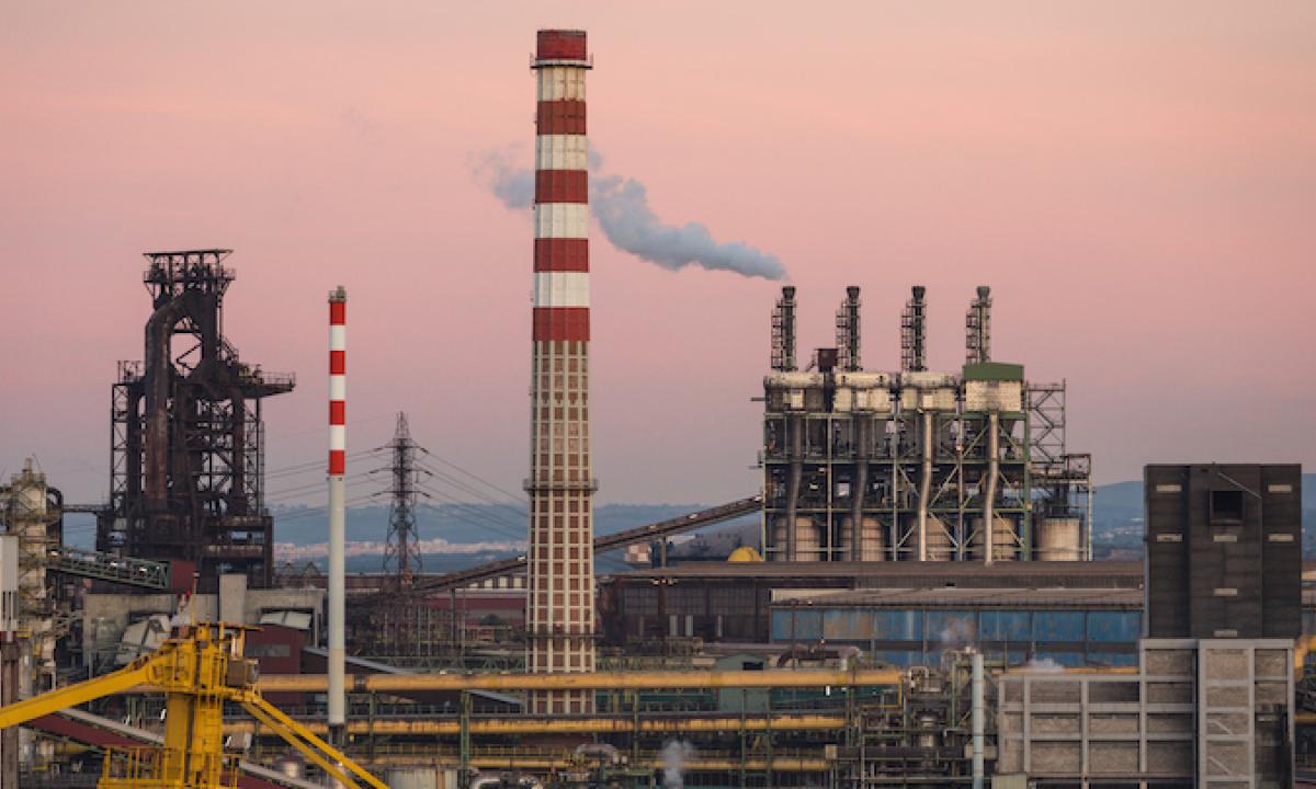 Il governo attende offerte più solide per l'ex Ilva entro il 31 gennaio, ma le proposte attuali restano insufficienti.