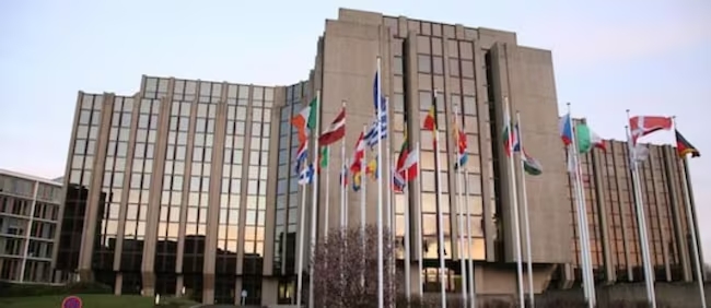La Corte dei conti UE segnala il rischio di doppio finanziamento nel Pnrr e altri fondi, con controlli ancora inadeguati.