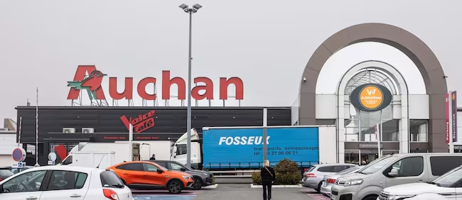 Auchan prevede 2.389 tagli in Francia con chiusure di negozi e riduzione del personale per rilancio economico. Sindacati in allarme.
