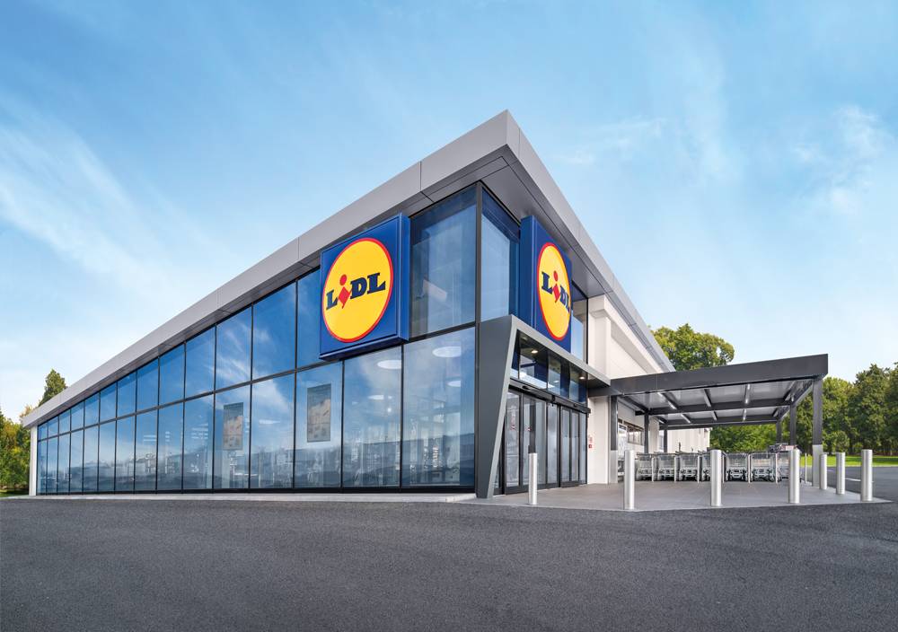 Lidl Italia forma giovani talenti con il programma duale "Lidl 2 your career", combinando studio e lavoro.
